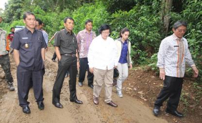 Menhut dan Gubsu Tinjau Hutan Untuk Relokasi Korban Sinabung 